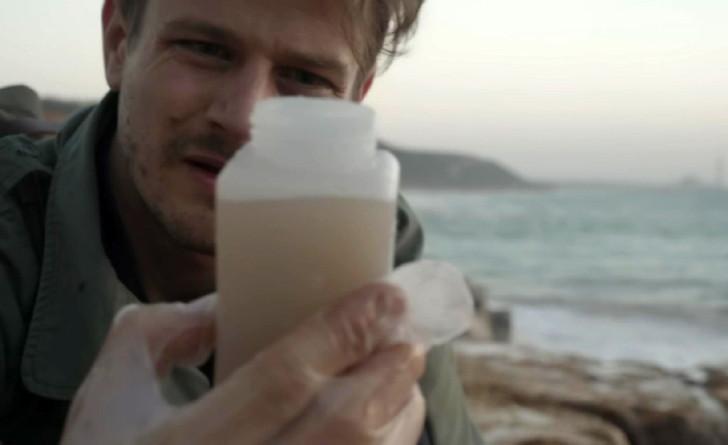 Martin Boudot effectuant un prélèvement dans la mer